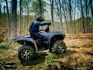 2016.yamaha.grizzly4x4le.silver.right_.riding.in-woods.jpg