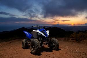 2016.yamaha.raptor700r.blue_.front-right.parked.on-sand.jpg