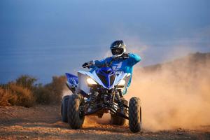 2016.yamaha.raptor700r.blue_.front_.close_.riding.on-dirt.jpg