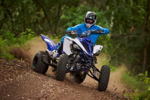 2016.yamaha.raptor700r.blue_.front_.riding.in-woods.jpg