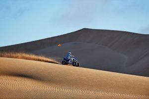 2016.yamaha.raptor700r.blue_.right_.far_.riding.on-sand.jpg