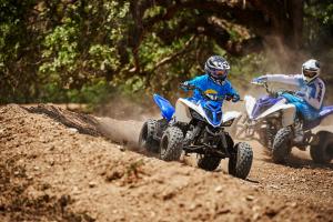 2016.yamaha.raptor90-and-raptor700r.blue_.front-right.riding.on-dirt.jpg