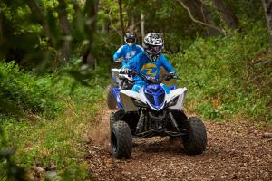 2016.yamaha.raptor90-and-raptor700r.blue_.front_.riding.on-trail.jpg