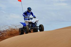 2016.yamaha.yfz450.blue.front-right.riding.on-sand.jpg