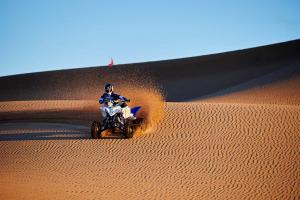 2016.yamaha.yfz450.blue_.front_.far_.riding.on-sand-dune.jpg