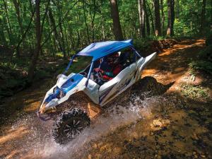 2017.yamaha.yxz1000r-ss.white-and-blue.left.riding.through-water.jpg