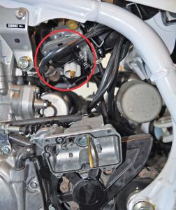 tech-tips.2016.honda.trx450r.rotated-carburetor.close-up.jpg